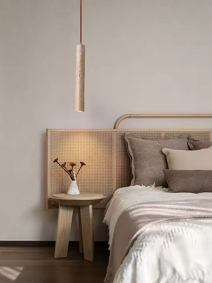 Ta lampa powstała z potrzeby ciszy, koncentracji i zmysłowego światła , które ni