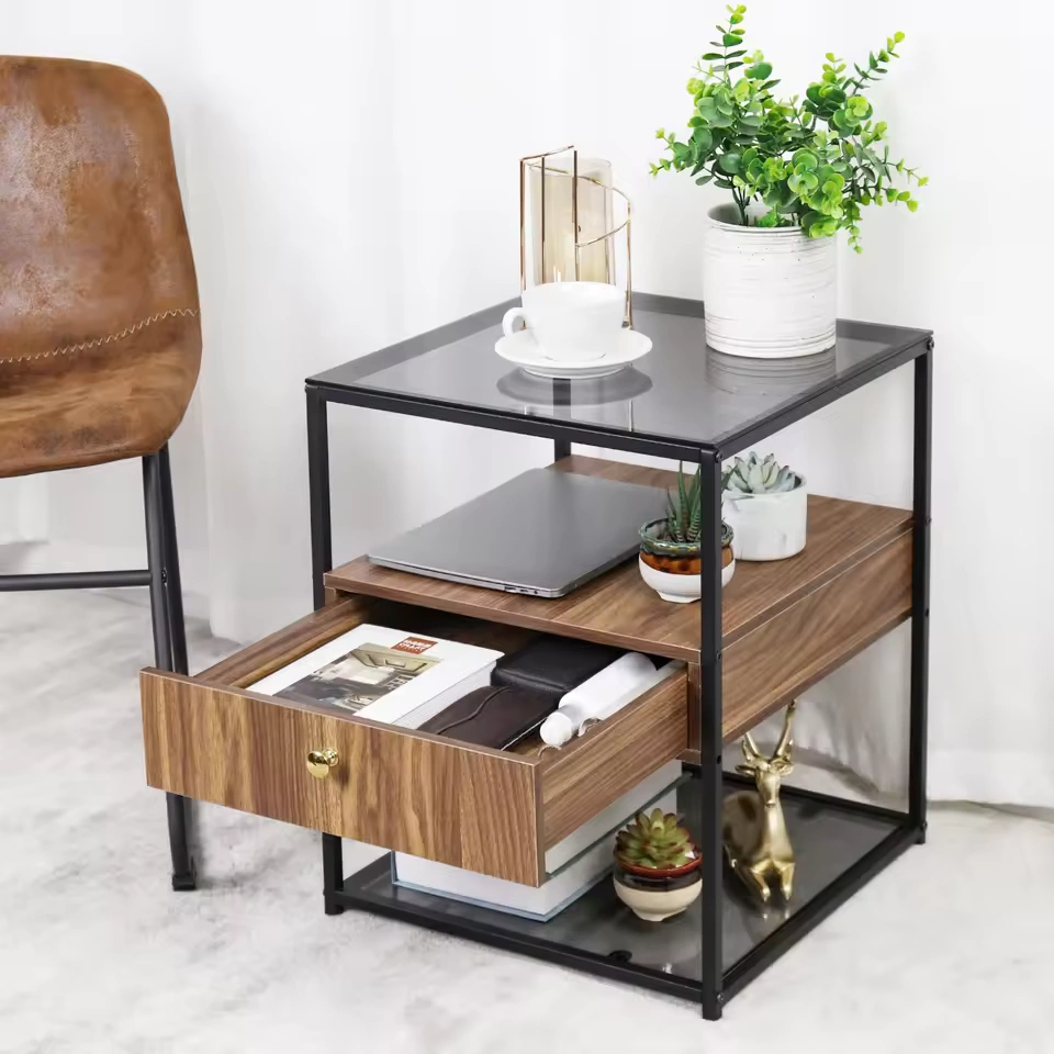 Połączenie szkła, drewna i metalu – design z klasą Szafka Clairmo łączy w sobie