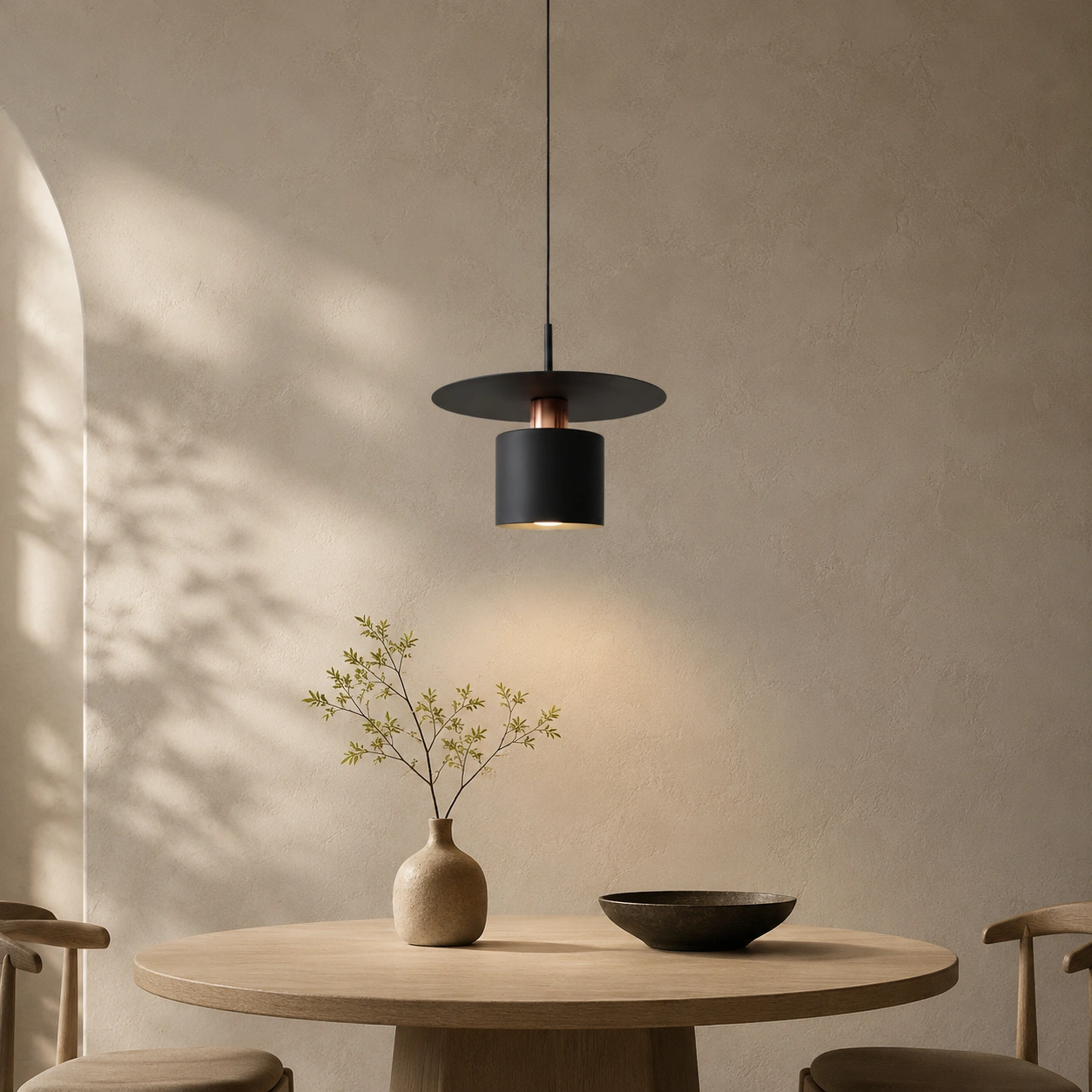 Minimalistyczna lampa wisząca do nowoczesnych wnętrz Forma lampy Soléria została